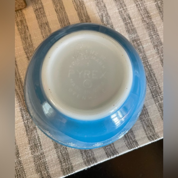 Vintage Pyrex Bowl - Kitchen - Blue with White Snowflakes - Picture 3 of 5